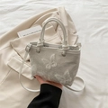 Bolso tipo cubo blanco con bordado de encaje de mariposas y correa de hombro ajustable - Blanco