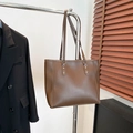 Bolso tote minimalista de cuero marrón oscuro mate con correas finas y remaches - Marrón