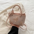 Bolso saco rosa con bordado de encaje y mariposas 3D con correa de hombro ajustable - Rosa
