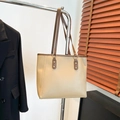 Bolso tote minimalista en cuero beige con adornos marrones y anillos dorados - Caqui