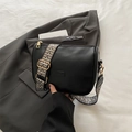 Modische schwarze Leder-Kissentasche mit stylischem geometrisch gewebtem breitem Gurt - Schwarz