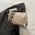 Schicke beige Kissentasche mit FASHION-Label und gewebtem breitem Riemen - Weiß