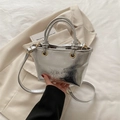 Zilveren bucket bag met textuur en reliëfletters en een verstelbare schouderriem - Zilver