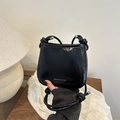 Secchiello nero minimalista in pelle lucida con tracolla a corda e nodi - Nero
