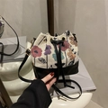Sac seau en tapisserie fleurie avec base en cuir noir et cordon de serrage pratique - Noir