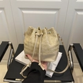 Bolso tipo cubo de paja con ribete de cuero beige y cordón para el verano - Caqui