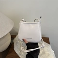 Borsa a secchiello bianca minimalista in pelle con tracolla annodata e scritta fashion - Bianco