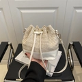 Bolso tipo cubo de paja tejida con base de cuero blanco y cierre de cordón contrastado - Blanco