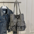 Borsa tote a quadretti bianchi e neri con doppi volant e chiusura a coulisse in tela stile - Nero