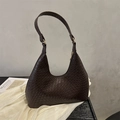 Bolso hobo media luna marrón oscuro con textura trenzada y hebilla metálica dorada - Marrón Oscuro