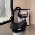 Bolso de media luna negro minimalista con correa fruncida a la moda y etiqueta de diseño - Negro