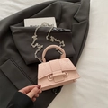 Borsa a tracolla rosa motivo serpente da donna abbinata a un blazer grigio scuro chic - Rosa