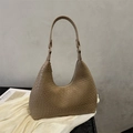 Bolso de hombro tejido en caqui claro con herrajes dorados y estilo minimalista - Caqui