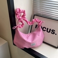Bolso hobo de nailon rosa con correa plisada y detalle de etiqueta de moda - Rosa