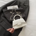 Piccola borsa a mano bianca quadrata in ecopelle goffrata serpente con catena argento - Bianco
