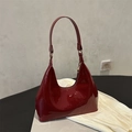 Bolso hobo de charol burdeos brillante con cremallera dorada y diseño de media luna - Rojo