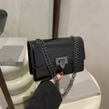 Minimalistische zwarte laklederen schoudertas met glanzende afwerking en metalen ketting - Zwart