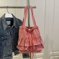 Borsa tote a quadretti rossi e bianchi con chiusura a coulisse e balze eleganti - Rosso