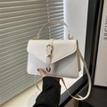 Elegante borsa a tracolla bianca con patta geometrica e fibbia dorata da donna - Bianco
