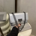Stijlvolle zilveren metallic crossbody tas met gunmetal ketting en klinknagel sluiting - Zilver