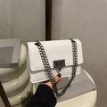 Minimalistische kleine vierkante tas van wit lakleer met zwarte metalen ketting - Wit