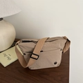 Borsa a tracolla in tela kaki con tracolla larga e tasca con bottone a pressione - Cachi