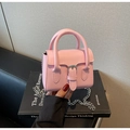 Dettaglio della mini borsa quadrata rosa con fibbia argentata e tracolla a catena - Rosa