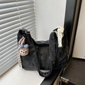 Grote zwarte casual tote tas met pluche hanger en witte kant details op de riem - Met Hanger / Zwart