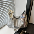 Zilveren metallic Hobo schoudertas met kanten strik en pluche hanger bij venster - Met Hanger / Zilver