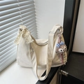 Off-white canvas hobo tote tas met kantstrik en paarse pluche hanger als detail - Met Hanger / Wit