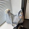 Grand sac hobo bleu clair avec rubans de dentelle et pendentif en peluche - Bleu