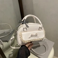 Witte schoudertas met kanten strik en geruit lint, gedragen in de hand, modern - Wit