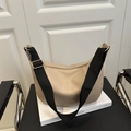 Bolso tote minimalista de piel sintética beige con correa ancha negra y oro - Caqui