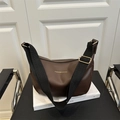 Bolso bandolera de media luna marrón oscuro con correa ancha y herrajes dorados - Marrón