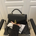 Minimalistische schwarze Damen-Handtasche in Flechtoptik mit goldener Unendlichkeitsschnalle - Schwarz