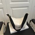 Bolso hobo beige minimalista con correa negra ancha y letras doradas Fashion & Bags - Blanco