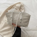 Elegante borsa tote in pizzo bianco con ricamo a farfalla e tracolla con nodo decorativo - Bianco