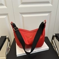 Sac bandoulière demi-lune en cuir rouge avec large sangle noire et logo doré - Rouge
