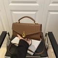Braune Schultertasche mit Krokodilprägung, Gold-Infinity-Verschluss und Flechtgriff - Braun