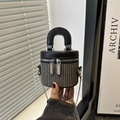 Mini borsa a cilindro in pelle nera e tessuto grigio con tracolla a catena in metallo - Nero