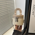 Mini borsa a cilindro intrecciata bianco sporco con manico in pelle e catena - Cachi