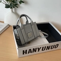 Silberne Metallic-Umhängetasche mit THE BAG-Label und verstellbarem Riemen in Geschenkbox - Silber