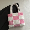 Borsa tote a scacchi rosa e bianca in morbida pelliccia sintetica con manici lunghi - Rosa