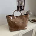 Borsa tote marrone testurizzata con stampa TOTE BAG e finitura lucida per donna alla moda - Marrone