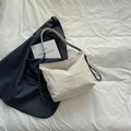 Borsa tote minimalista in nylon crema con tracolla intrecciata e ricamo iu su letto - Bianco Sporco