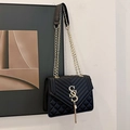 Schicke schwarze quadratische Umhängetasche mit V-Steppung und goldener Kette - Schwarz
