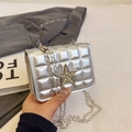 Borsa a tracolla argento trapuntata con stella di strass e catena metallica elegante - Argento