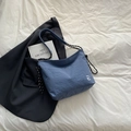Borsa tote blu in nylon con logo E e tracolla intrecciata sopra una giacca - Blu