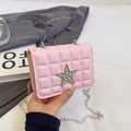 Mini borsa a tracolla rosa trapuntata con stella di cristallo e catena in metallo - Rosa