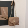 Braune gesteppte Umhängetasche mit Goldkette, Quastenanhänger und Metall-Logo - Khaki